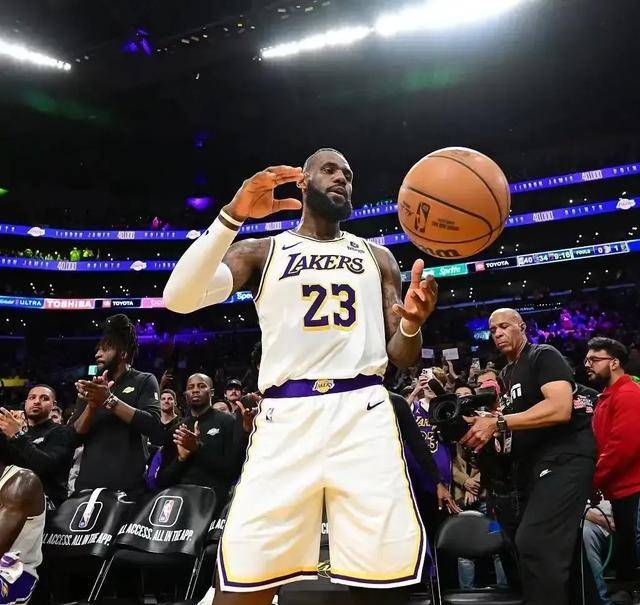 破纪录时刻:历史上的NBA惊人瞬间回顾的简单介绍 破纪录时刻:历史上的NBA惊人瞬间回顾的简单介绍
