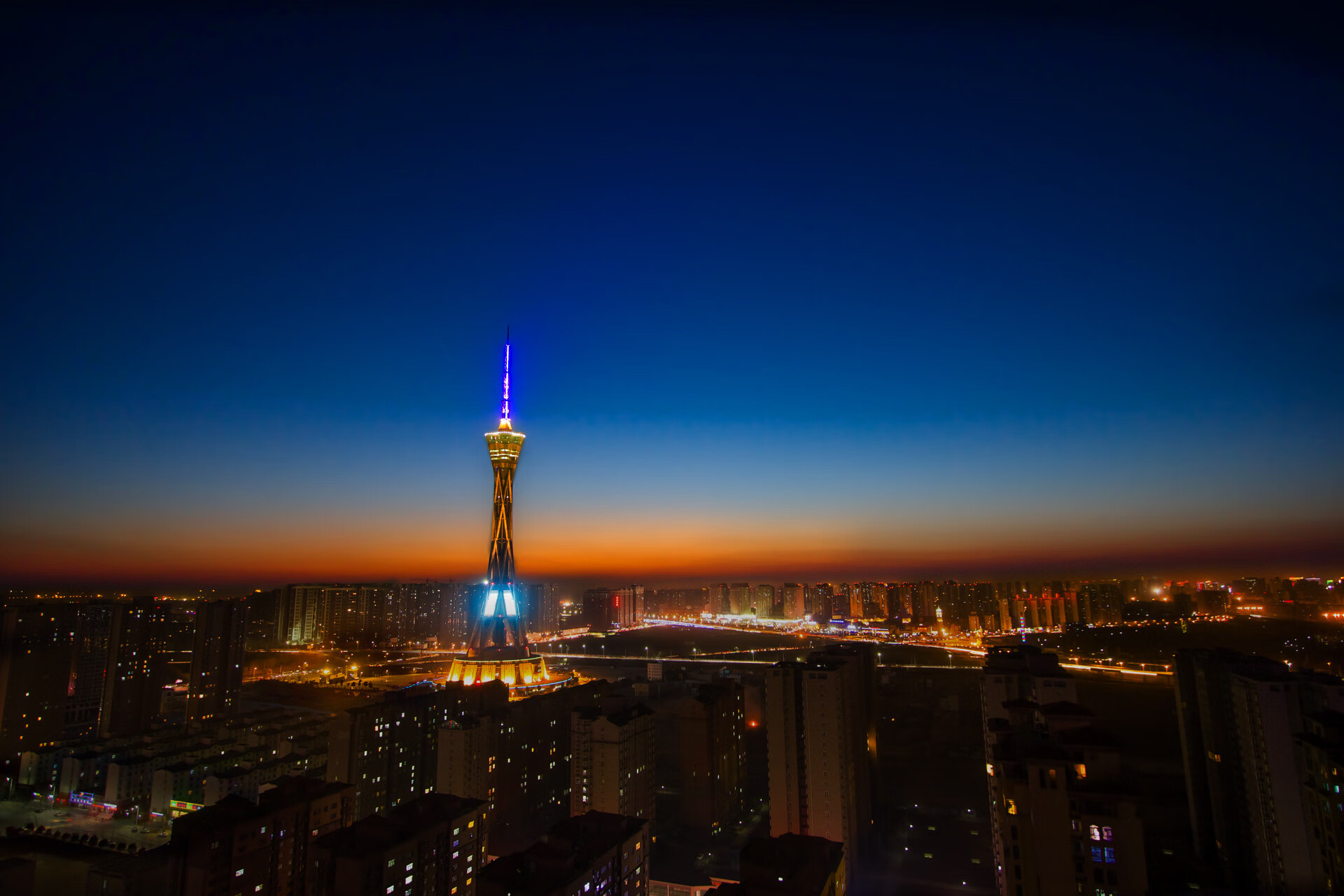 塞内加尔队前锋马丁内斯在巴黎奥运会上表现出色，马丁内斯踢什么位置